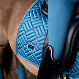 Amalfi blåt underlag fra Equestrian Stockholm fra siden tæt på