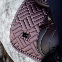 Tæt på det flotte brune "Amaranth" underlag fra Equestrian Stockholm