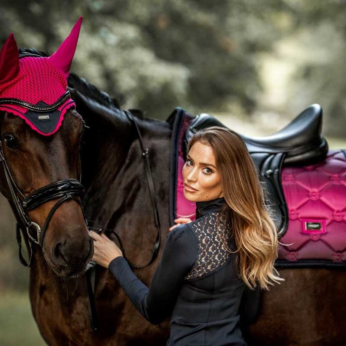 Faded Fuchsia underlag på hest med rytter fra Equestrian Stockholm