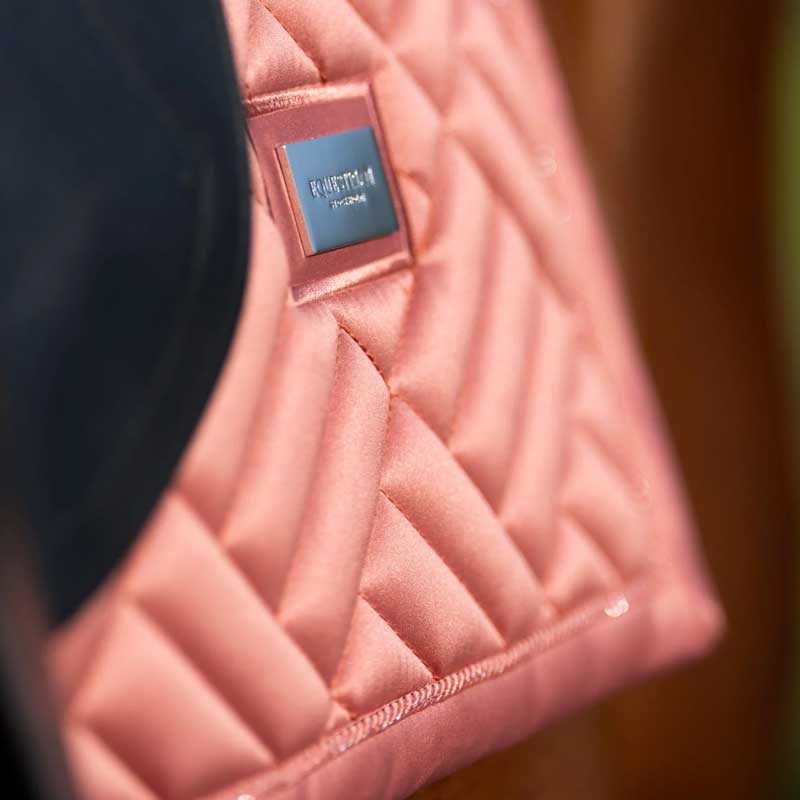 Equestrian Stockholm underlag "Modern Coral" helt tæt på