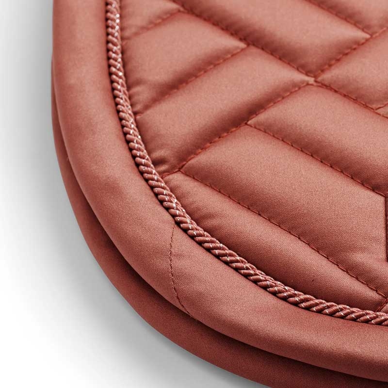 Equestrian Stockholm underlag "Modern Coral" tæt på kantbånd