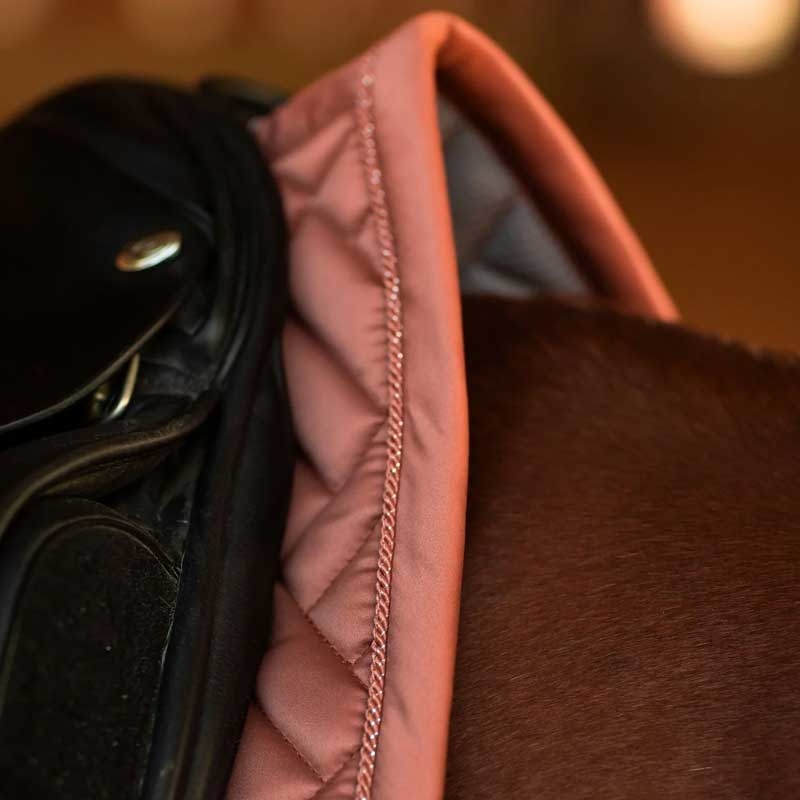 Equestrian Stockholm underlag "Modern Coral" tæt på front