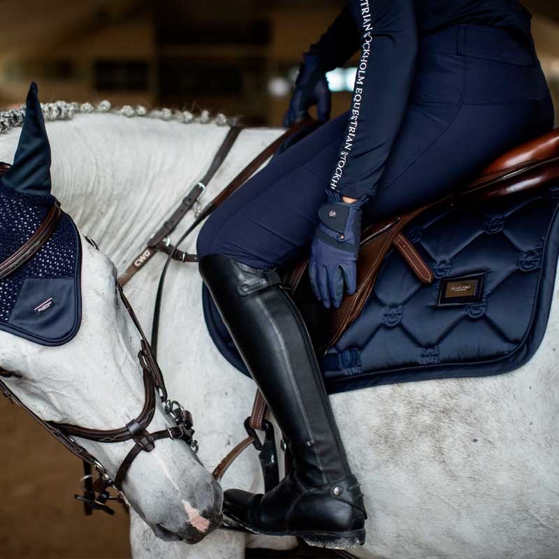 Tæt på Equestrian Stockholm underlag modern tech navy