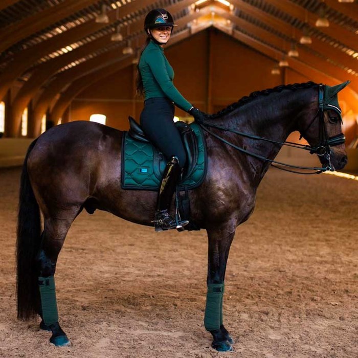 Equestrian Stockholm Sycamore green sadelunderlag på hest mes rytter