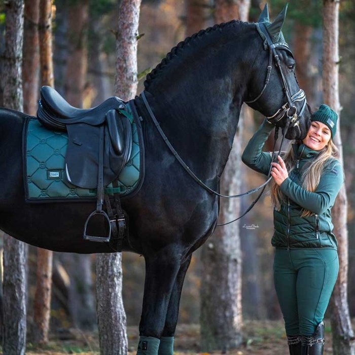 Equestrian Stockholm sadelunderlag Sycamore Green på sort hest