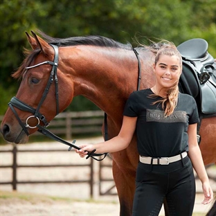 Equipage Harmony logo sort på rytter med hest