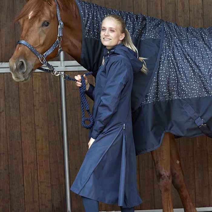 Se den lækre "heaven" regnjakke på rytter med hest