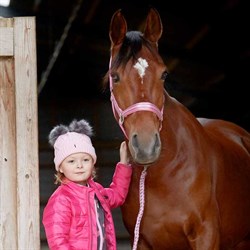 Equipage hue jackie Fairy tale lyserød med kvaster på pige med hest