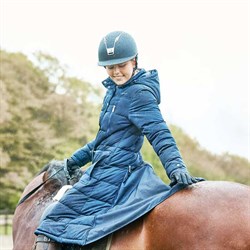 Equipage jakke Candice navy bagfra på rytter på hest