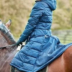 Equipage Candice jakke navy fra siden på hest