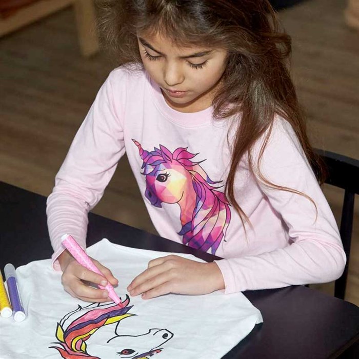 Pige tegner med bluse Jinx Fairy tale
