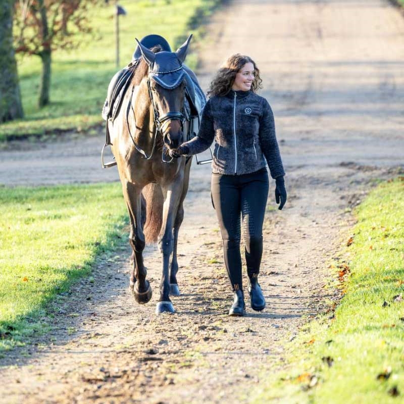 Equipage vinter ridetights "Safina" m. fuldgrip - sort rytter går med hest