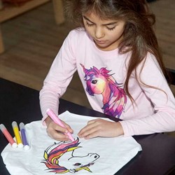 Pige farvelægger t-shirt med enhjørning
