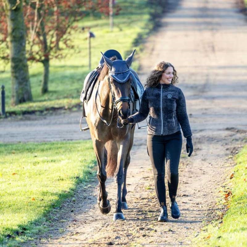 Equipage zip cardigan "Vinnie" - Sort rytter går med hest
