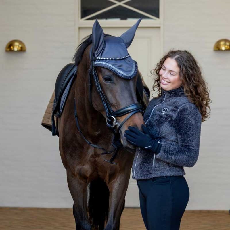 Equipage zip cardigan "Vinnie" - Sort rytter står med hest ved ridehus