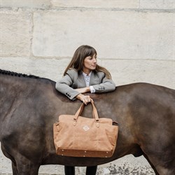 Se den lækre weekend taske i chestnut her med hest og kvinde