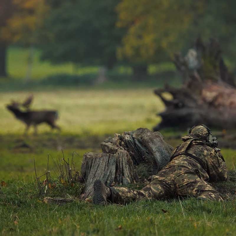 Härkila Deer Stalker camo HWS Jakke på jagt liggende