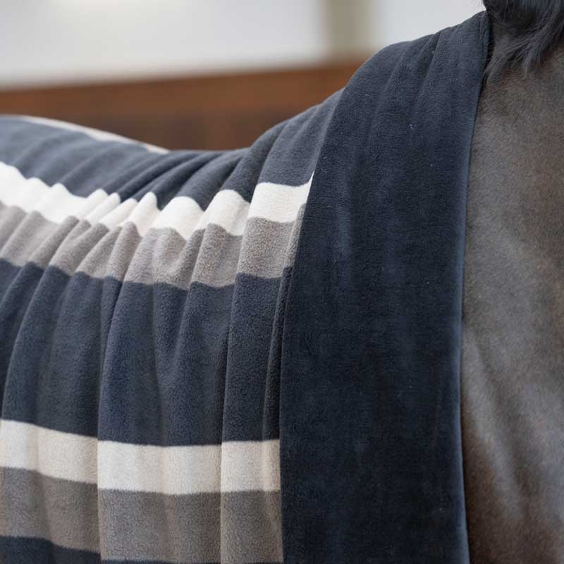 HorseGuard fleecetæppe "Squared" - sort/brun/grå