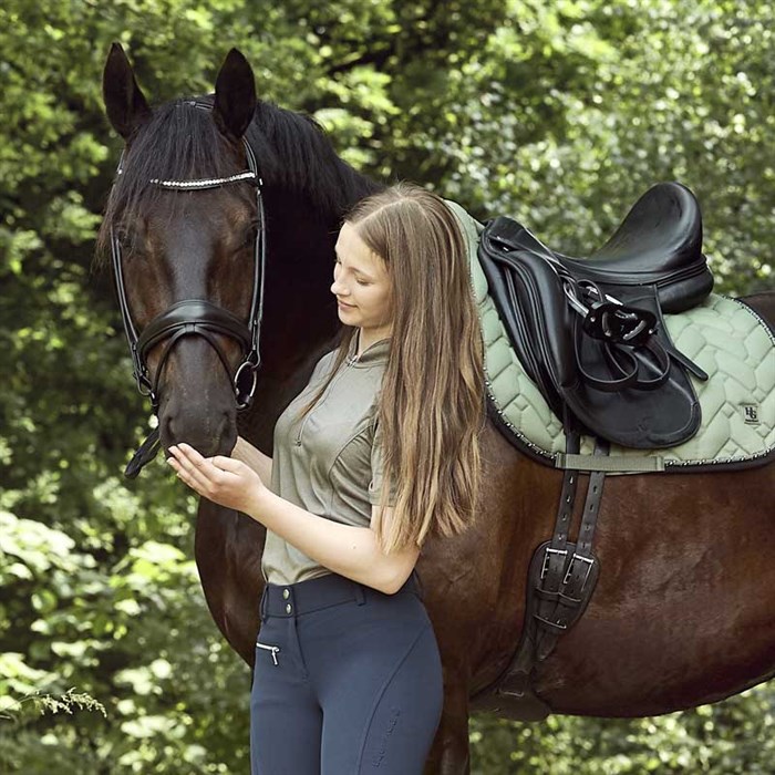 Lækker blød rundsyet trense i læder "Ava" fra Horseguard på hest med rytter