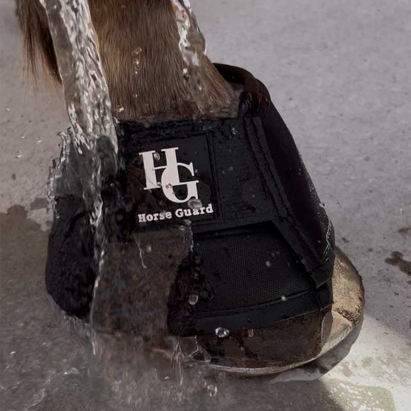 HorseGuard Waterboots Vandklokker - sort vand hældes på