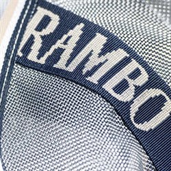 Tæt på Rambo logo på Horseware protector insektdækken