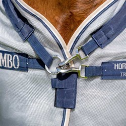 V-lukning fortil på hestens bryst på Horseware Protector insektdækken