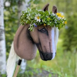 Kæphest Humma Harmony med blomsterkrans