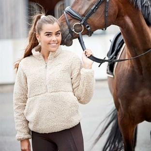 Equipage fleece Joelle beige på rytter forfra 