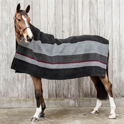 Se det flotte fleece tæppe på hest