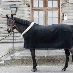 Se det smukke Fleece rug fra Kentucky på hest her