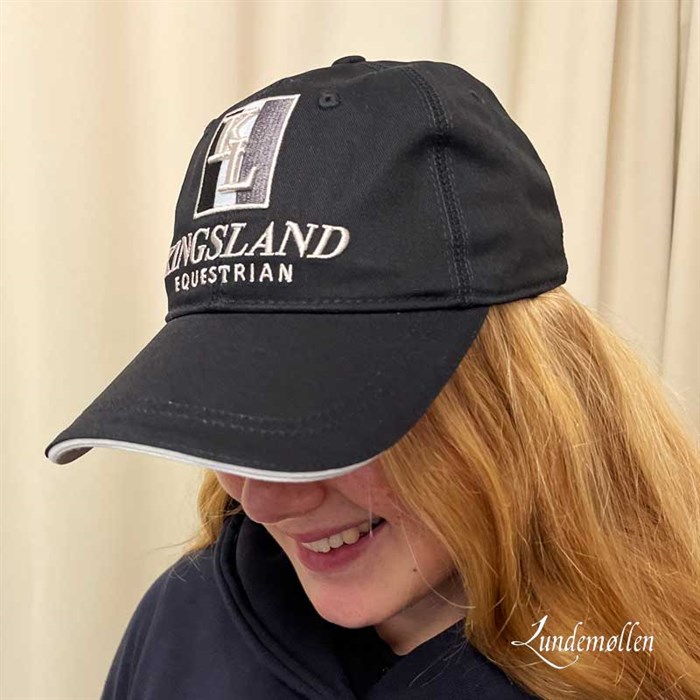 Kingsland classic cap sort på model fra siden