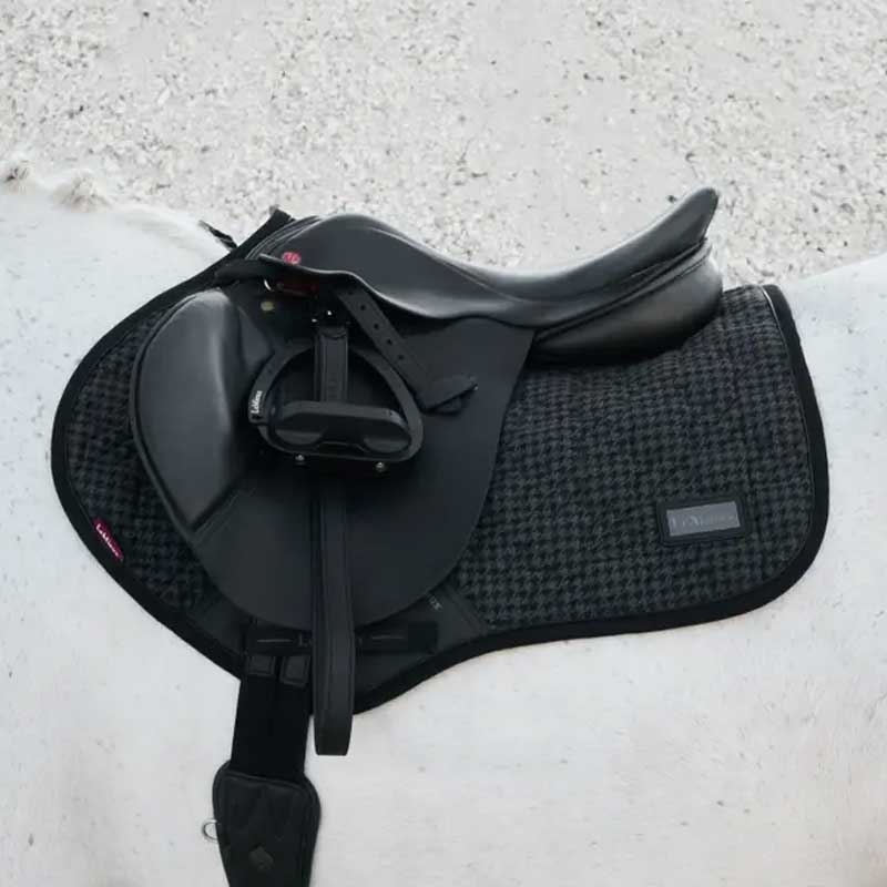 LeMieux "Aspen houndstooth jumping" underlag - sort på hest