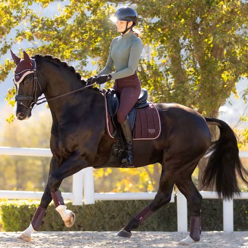 LeMieux Classic Loire Dressage underlag - Damson på hest der rides