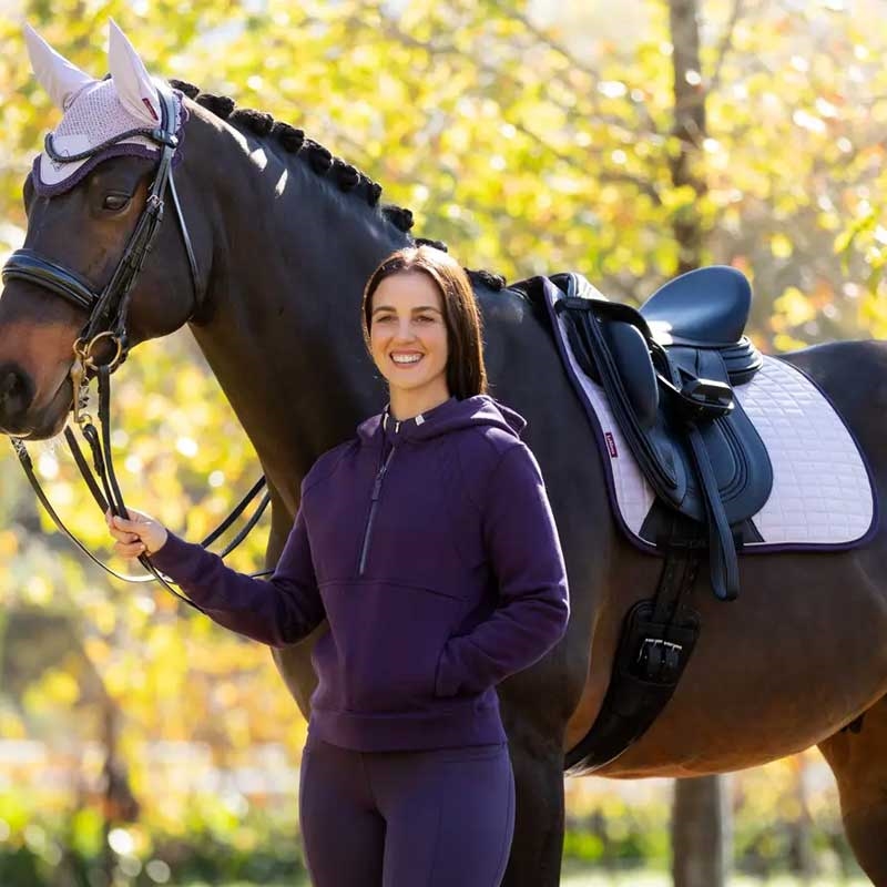 LeMieux Dressage Suede underlag - Lilac på hest tæt på