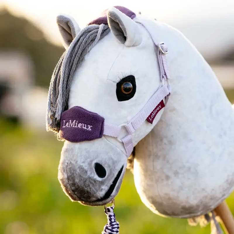 LeMieux "Hobby Horse" grime m. plys til kæphest - Lilac på kæphest