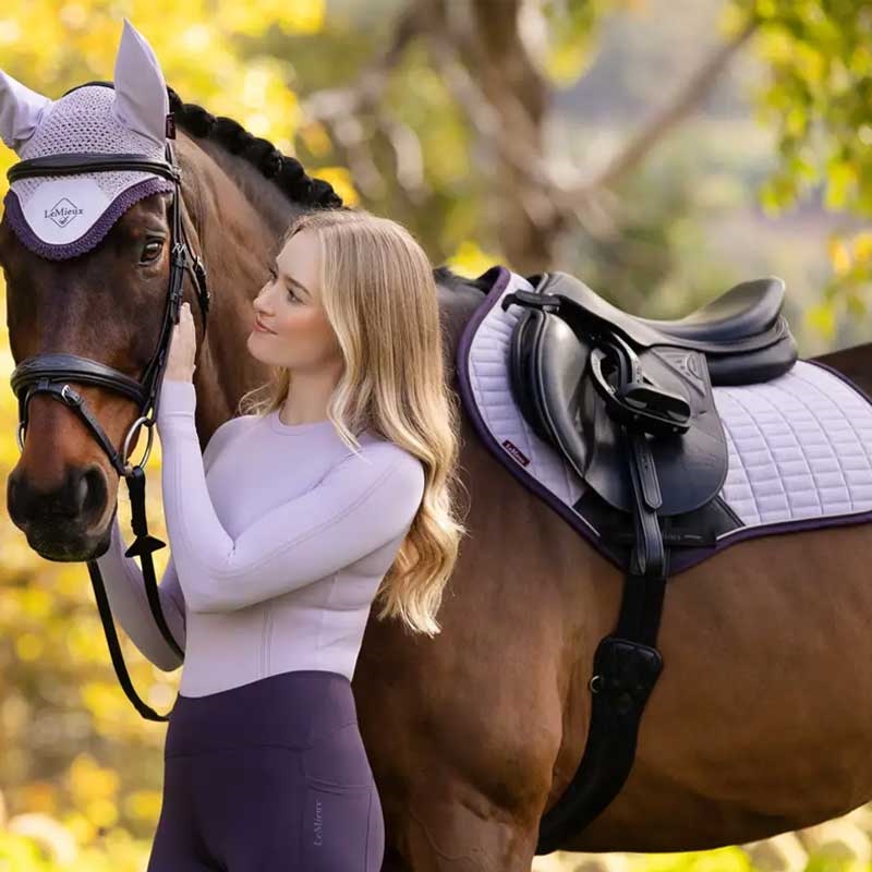 LeMieux Jumping Suede underlag - Lilac på hest tæt på