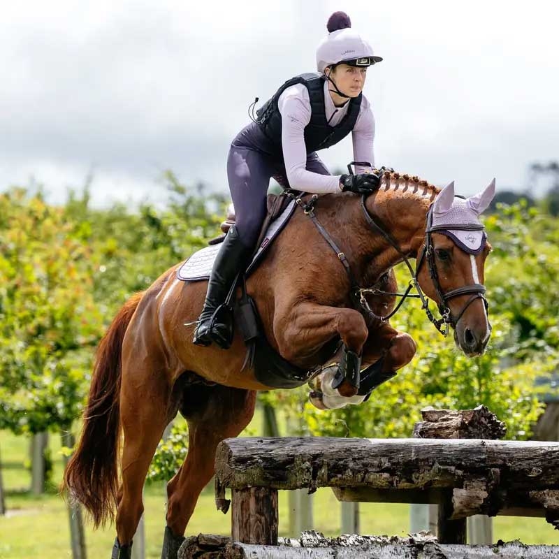 LeMieux Jumping Suede underlag - Lilac forfra på hest der springer