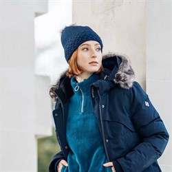 Lola Beanie Navy på rytter