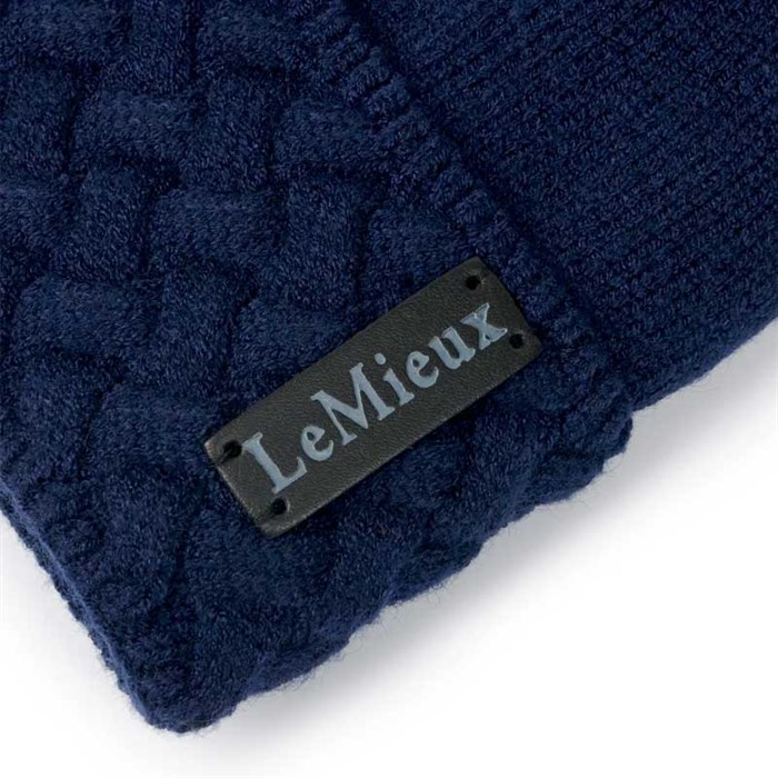 Tæt på LeMieux logo på Lola Beanie Navy