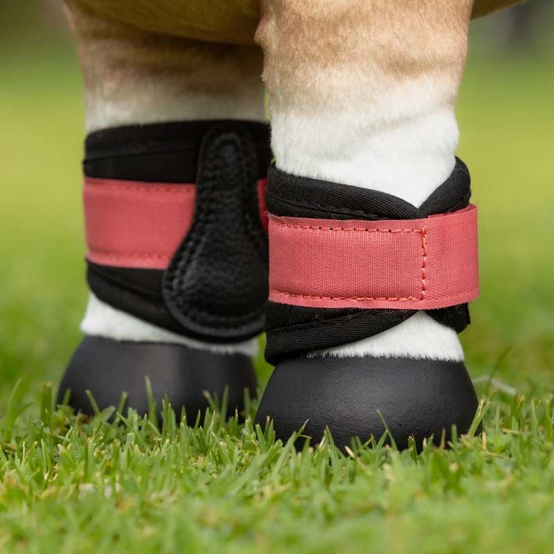 LeMieux "Mini Pony" gamacher - cranberry på legetøjshest