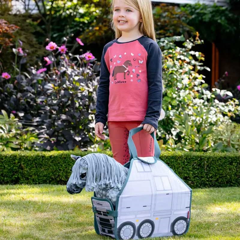 pige bærer LeMieux "Mini pony" transporttaske - Hestetrailer