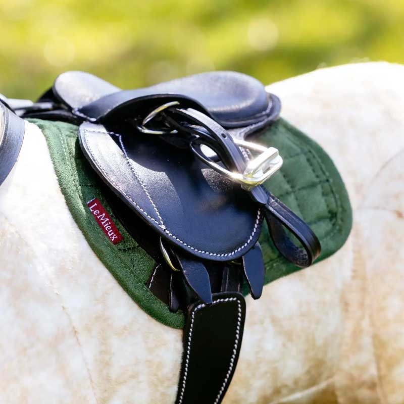 LeMieux mini pony sadelunderlag til legetøjshest - hunter green på hest