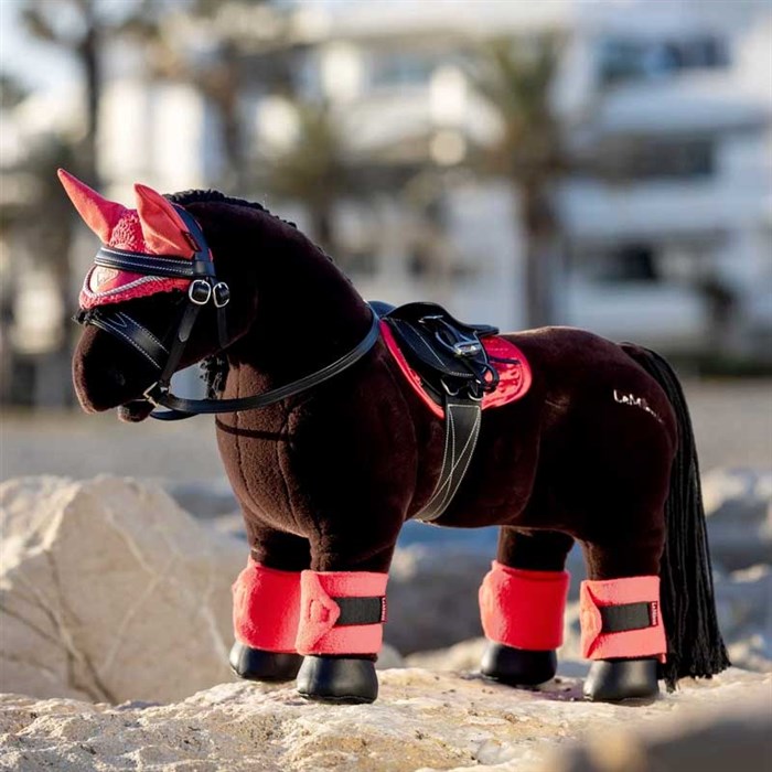 Legetøjshesten "Mini pony" med LeMieux Papaya sadelunderlag