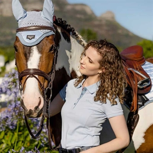 LeMieux polo ridebluse mist blå på rytter