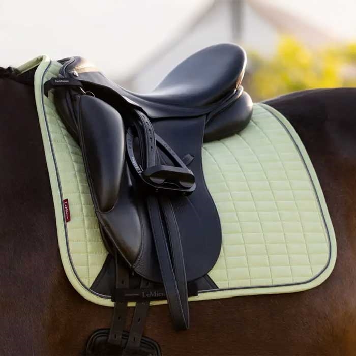 LeMieux Dressage Suede underlag - Macaron