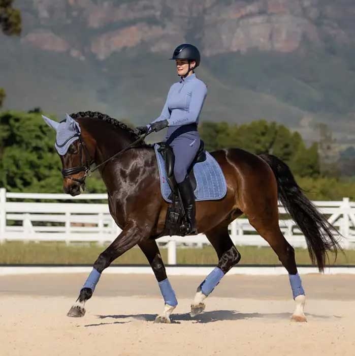 LeMieux Dressage Suede underlag - Powder Blue