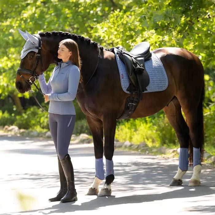 LeMieux Dressage Suede underlag - Powder Blue