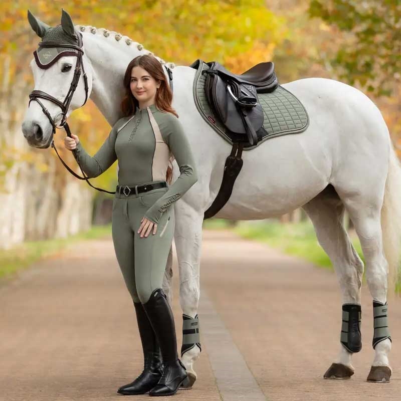 LeMieux Jumping Suede underlag - Rosemary på hest med rytter