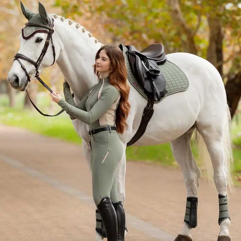 LeMieux Jumping Suede underlag - Rosemary på hvid hest med rytter