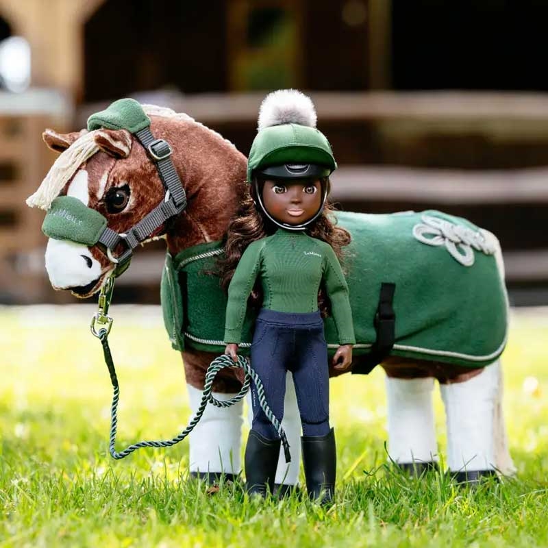 LeMieux "Toy pony rider" - Maya mini pony rytter står med hest